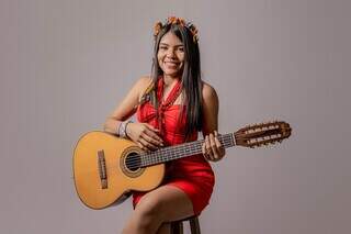 Inspirada por D&eacute;lio e Delinha, Regiane canta pela cidade em terena