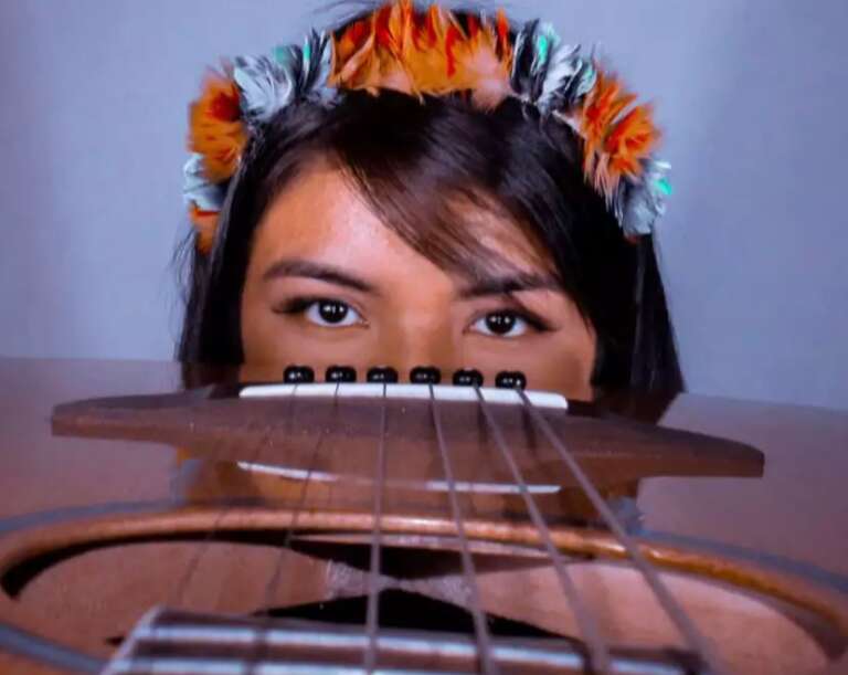 Inspirada por Délio e Delinha, Regiane canta pela cidade em terena