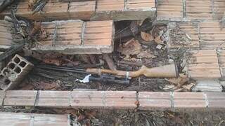 M&atilde;e corre pela mata com filho para fugir de abusos e tiros de homem da internet