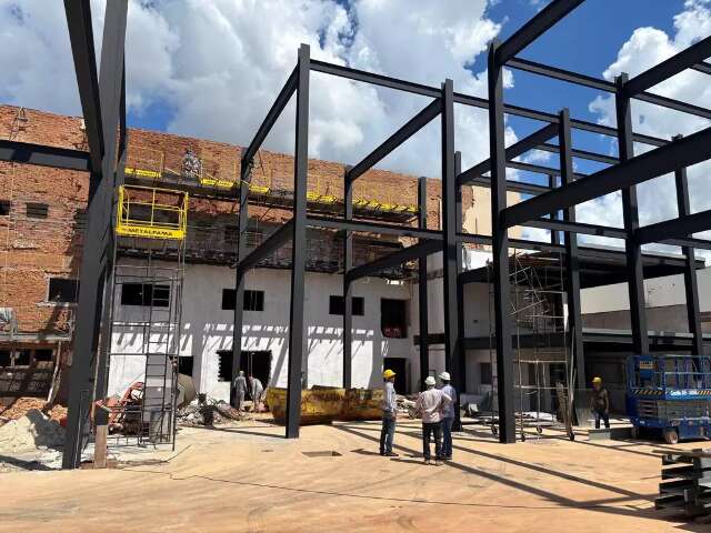 C&acirc;mara de Vereadores rescinde contrato ap&oacute;s construtora atrasar reforma