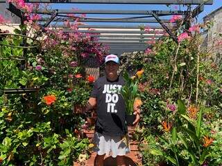 Decco j&aacute; cuidou de gado, mas hoje quem manda na rotina s&atilde;o as flores