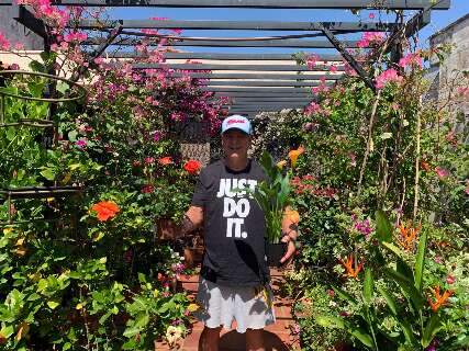 Decco j&aacute; cuidou de gado, mas hoje quem manda na rotina s&atilde;o as flores
