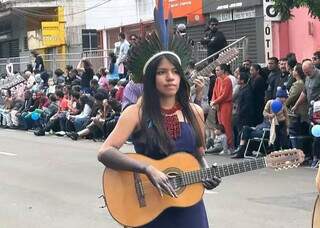 Inspirada por D&eacute;lio e Delinha, Regiane canta pela cidade em terena