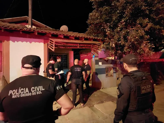 Mulher &eacute; assassinada a facadas em resid&ecirc;ncia