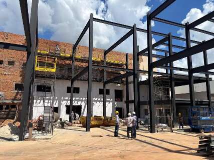 C&acirc;mara de Vereadores rescinde contrato ap&oacute;s construtora atrasar reforma