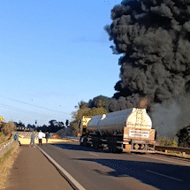 Acidente entre 3 ve&iacute;culos provoca explos&atilde;o e 2 morrem carbonizados