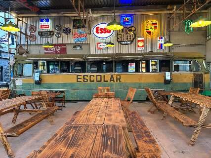 Velho oeste e Rota 66 inspiram bar e &ocirc;nibus de 1968 vira cozinha