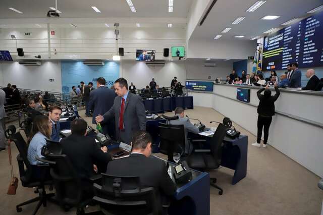 C&acirc;mara aprova 11 projetos, mas adia vota&ccedil;&atilde;o de veto ao or&ccedil;amento de 2026