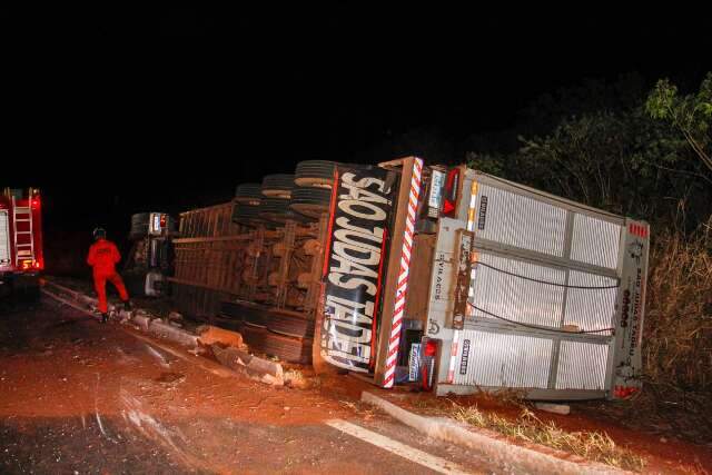 Carreta carregada com gado tomba entre Campo Grande e Rochedinho