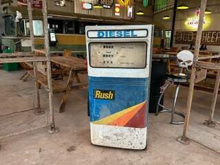 Velho oeste e Rota 66 inspiram bar e ônibus de 1968 vira cozinha Velho oeste e Rota 66 inspiram bar e ônibus de 1968 vira cozinha