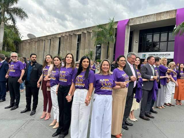 Deputados formam cora&ccedil;&atilde;o humano no encerramento do Agosto Lil&aacute;s na Assembleia