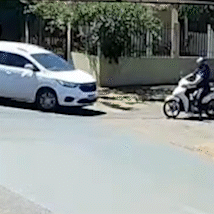 Professora fica em estado grave ap&oacute;s ser arrastada por carro no Tijuca
