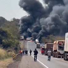 Acidente com carretas bloqueia BR-163 e provoca inc&ecirc;ndio em ve&iacute;culos pesados
