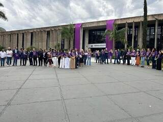 Deputados formam cora&ccedil;&atilde;o humano no encerramento do Agosto Lil&aacute;s na Assembleia