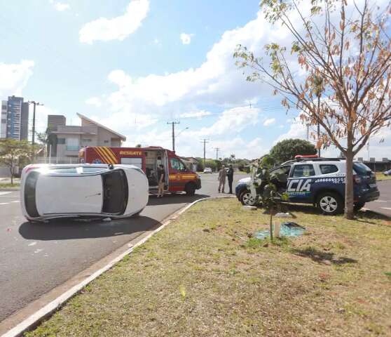 Ford Ka tomba ap&oacute;s colis&atilde;o com viatura da PM em cruzamento