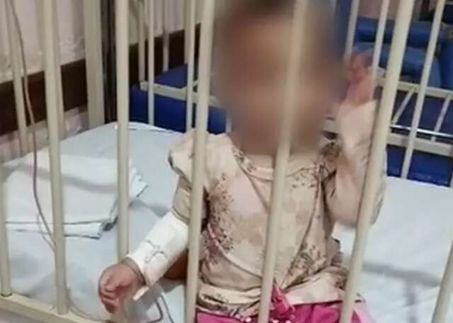 M&atilde;e diz que dosagem de rem&eacute;dio da filha foi 10 vezes maior que a indicada