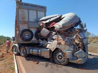 Tombamento de caminh&atilde;o boiadeiro interditou rodovia por 14 horas