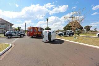 Ford Ka tomba ap&oacute;s colis&atilde;o com viatura da PM em cruzamento