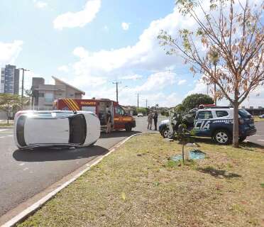 Ford Ka tomba ap&oacute;s colis&atilde;o com viatura da PM em cruzamento