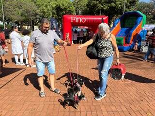 Famílias aproveitam manhã de sábado para vacinar pets na Praça Ary Coelho Famílias aproveitam manhã de sábado para vacinar pets na Praça Ary Coelho