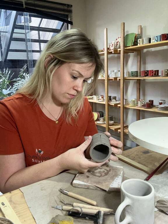 Dani largou escritório e encontrou na cerâmica 'a cura de tudo'