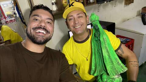 Palmeirense fan&aacute;tico, Klebinho pintou at&eacute; a santa de verde pelo time