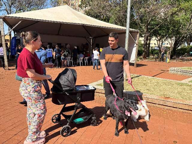 Fam&iacute;lias aproveitam manh&atilde; de s&aacute;bado para vacinar pets na Pra&ccedil;a Ary Coelho