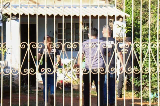 Falsos policiais invadem casa e executam homem com mais de 10 tiros