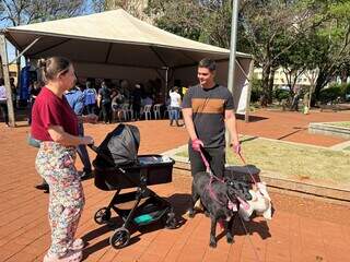 Famílias aproveitam manhã de sábado para vacinar pets na Praça Ary Coelho Famílias aproveitam manhã de sábado para vacinar pets na Praça Ary Coelho