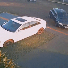 Carro invade loja e por pouco n&atilde;o atropela mulher