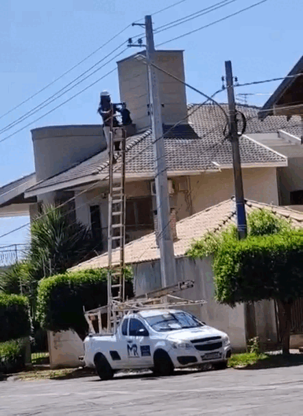 &quot;Protegido por Deus&quot;, diz empres&aacute;rio ao flagrar homem em escada sem equil&iacute;brio