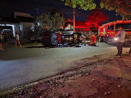Duas pessoas ficam feridas ap&oacute;s carro bater em &aacute;rvore e tombar