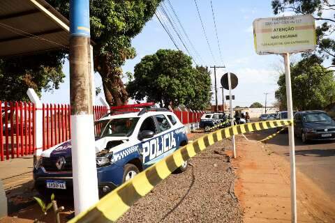 Policial perde controle em curva e bate viatura de frente com poste