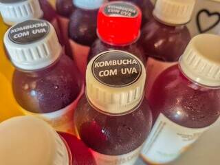 H&aacute; 7 anos, m&atilde;e faz kombucha para a filha no lugar do refrigerante comum 