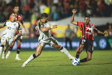 Vit&oacute;ria supera Atl&eacute;tico-MG no Barrad&atilde;o e deixa zona de rebaixamento