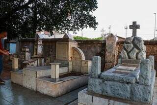 Passeio em cemit&eacute;rio revelou mais que o medo dos anjos e mausol&eacute;us