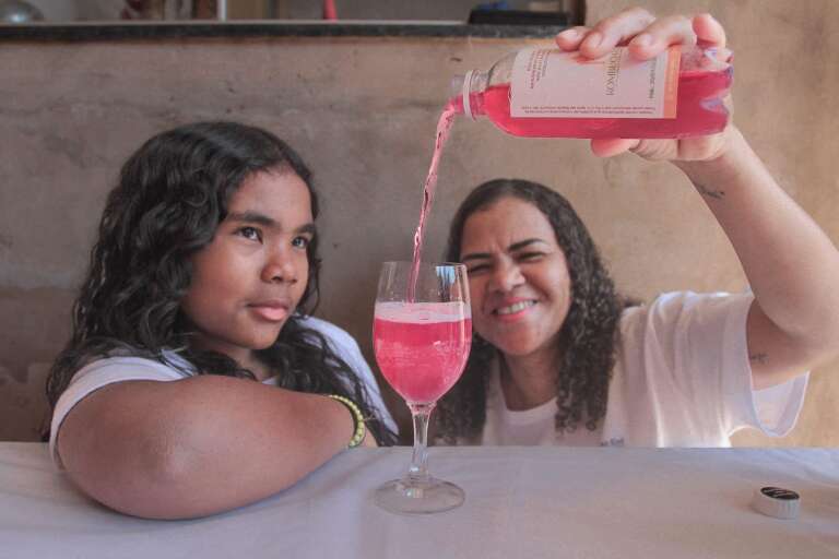 Há 7 anos, mãe faz kombucha para a filha no lugar do refrigerante comum 