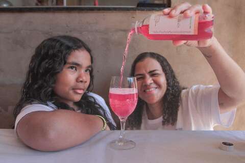 H&aacute; 7 anos, m&atilde;e faz kombucha para a filha no lugar do refrigerante comum 