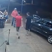 Briga em frente &agrave; conveni&ecirc;ncia termina com homem morto a tiros e dois feridos