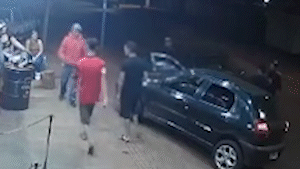 Briga em frente &agrave; conveni&ecirc;ncia termina com homem morto a tiros e dois feridos