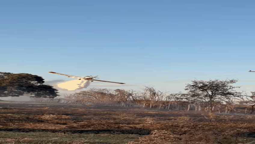 Aeronave lan&ccedil;a 21 mil litros de &aacute;gua para combater inc&ecirc;ndio