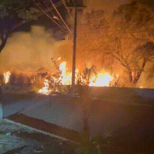 Inc&ecirc;ndio consome terreno vazio com vegeta&ccedil;&atilde;o no Jardim S&atilde;o Louren&ccedil;o