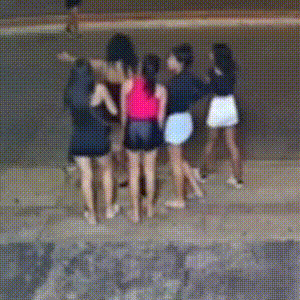 Jovem &eacute; atropelada e arremessada por carro ao atravessar avenida