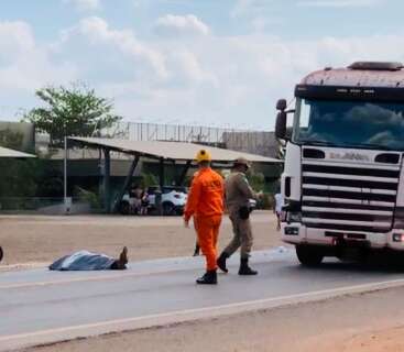 Homem morre atropelado por carreta na BR-262 