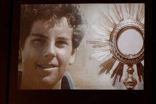 Pul&ocirc;ver azul de Carlo Acutis emociona fi&eacute;is antes de canoniza&ccedil;&atilde;o