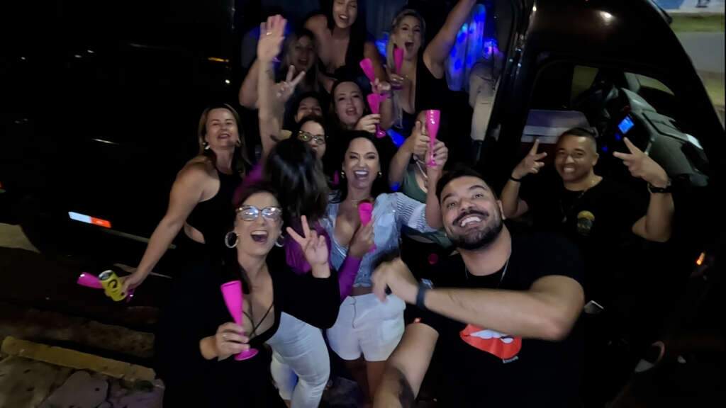Nova moda, mulherada aluga van para curtir a noite em Campo Grande