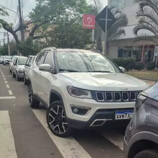 “Folgado” estaciona em faixa e bloqueia rampa na Marechal Rondon “Folgado” estaciona em faixa e bloqueia rampa na Marechal Rondon