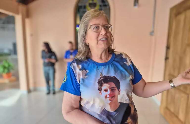 À espera do pulôver de Carlo Acutis, devotos vivem clima de euforia