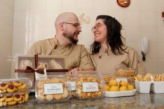 Casal vira Sr. e Sra. Farinha para resgatar os biscoitos de fam&iacute;lia