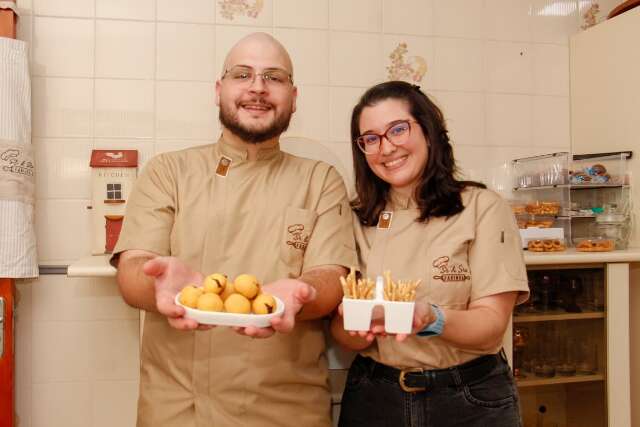 Casal vira Sr. e Sra. Farinha para resgatar os biscoitos de fam&iacute;lia